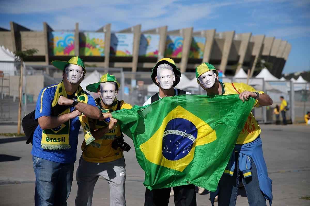 Torcedores se renem em torno do Mineiro horas antes do duelo entre Brasil e Alemanha