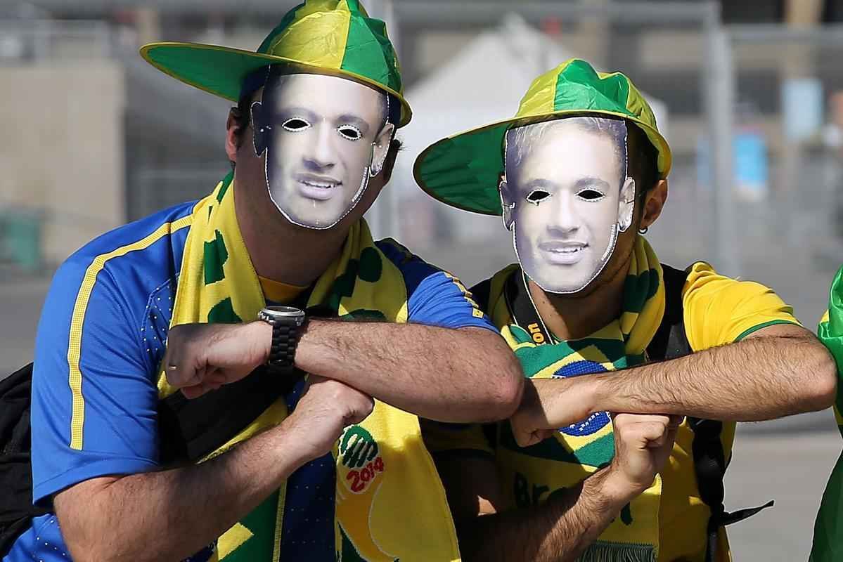 Torcedores se renem em torno do Mineiro horas antes do duelo entre Brasil e Alemanha