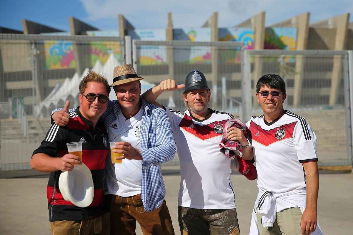 Torcedores se renem em torno do Mineiro horas antes do duelo entre Brasil e Alemanha