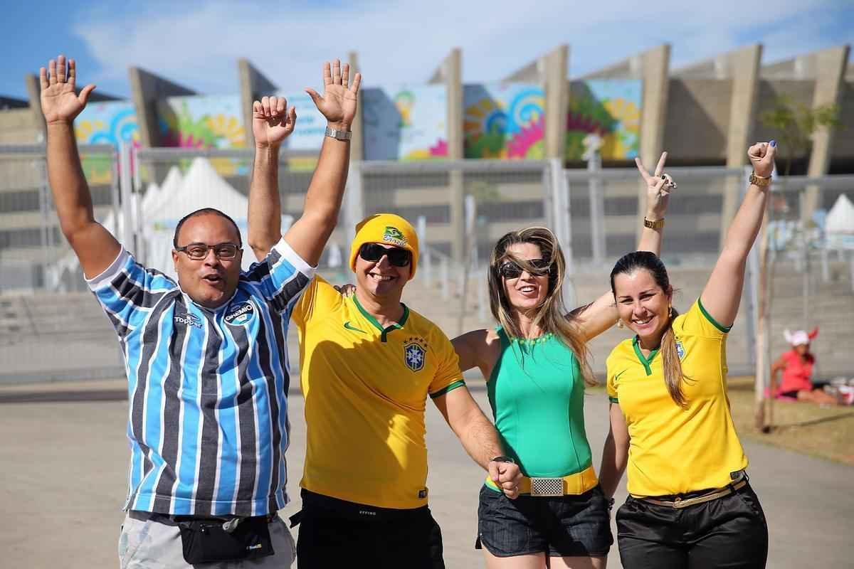 Torcedores se renem em torno do Mineiro horas antes do duelo entre Brasil e Alemanha