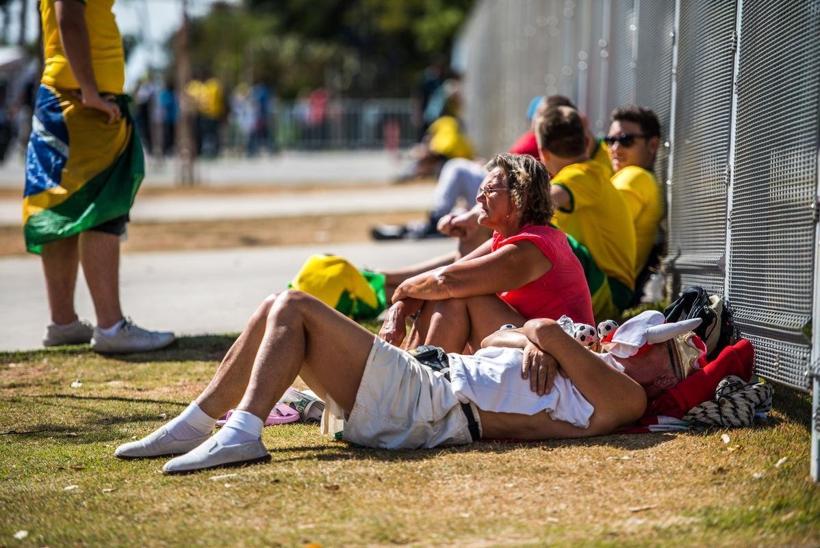 Torcedores se renem em torno do Mineiro horas antes do duelo entre Brasil e Alemanha