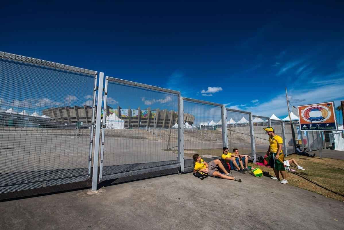 Torcedores se renem em torno do Mineiro horas antes do duelo entre Brasil e Alemanha