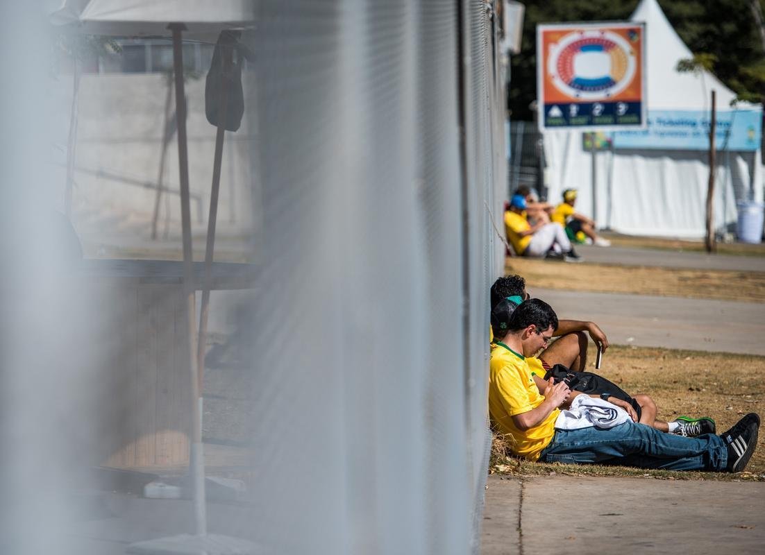 Torcedores se renem em torno do Mineiro horas antes do duelo entre Brasil e Alemanha