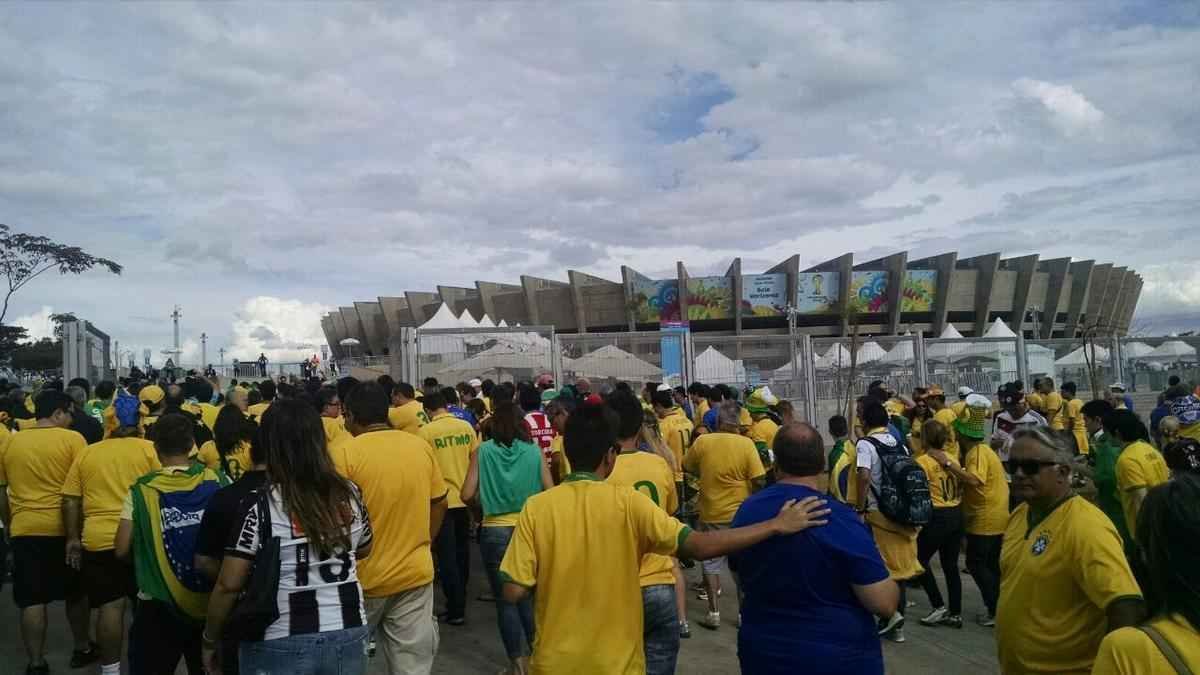 Torcedores se renem em torno do Mineiro horas antes do duelo entre Brasil e Alemanha