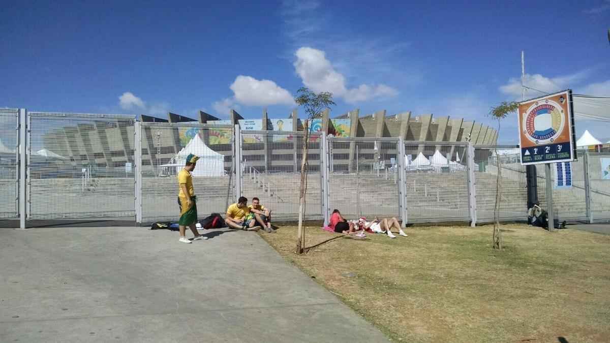 Torcedores se renem em torno do Mineiro horas antes do duelo entre Brasil e Alemanha