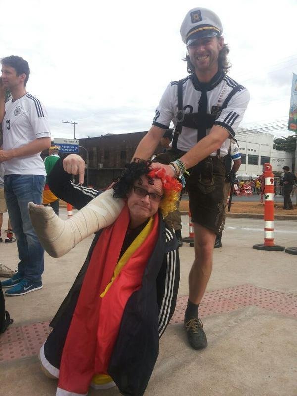 Torcedores se renem em torno do Mineiro horas antes do duelo entre Brasil e Alemanha