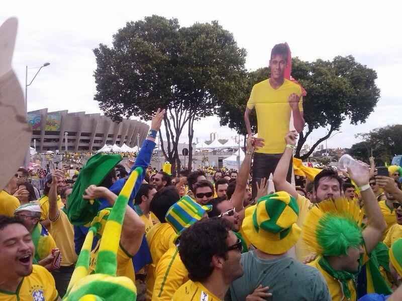 Torcedores se renem em torno do Mineiro horas antes do duelo entre Brasil e Alemanha