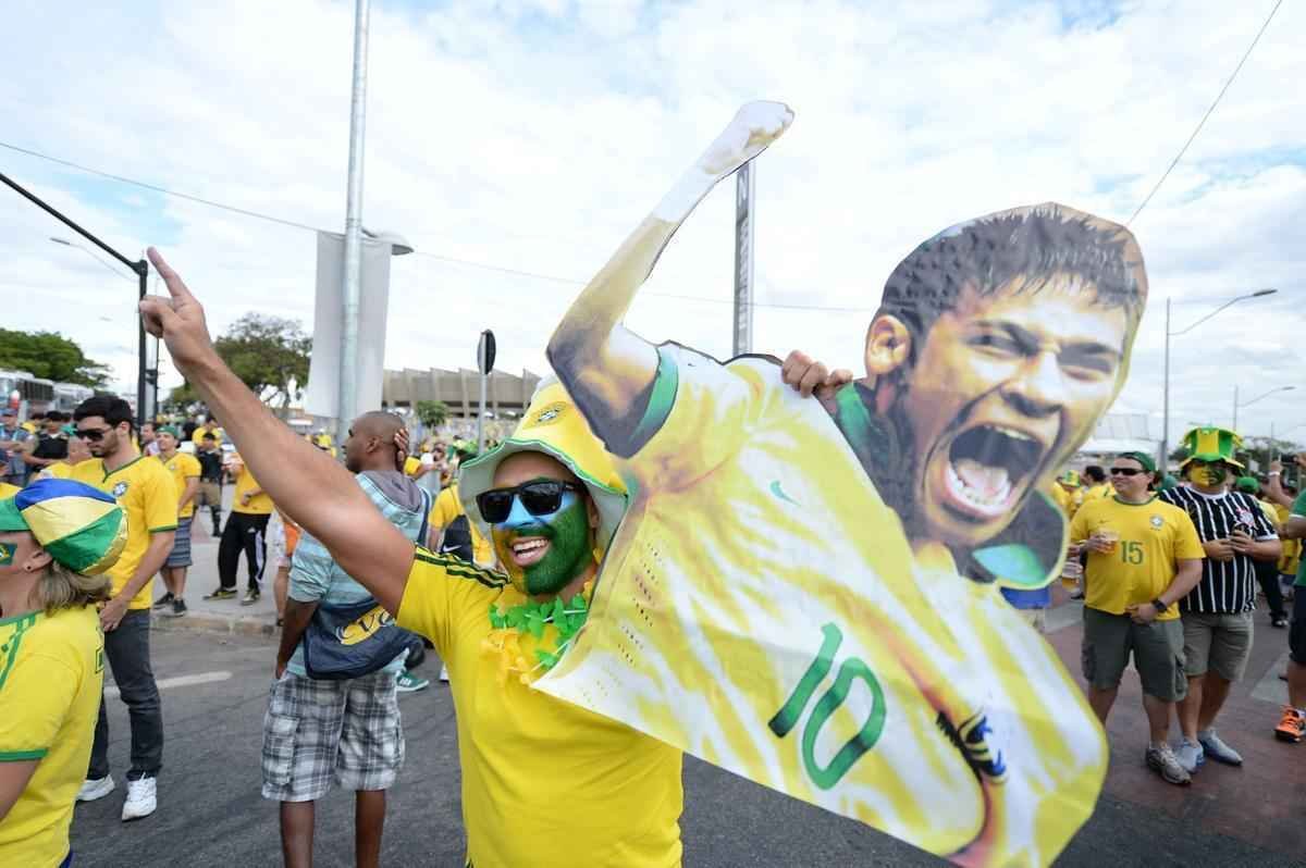 Torcedores se renem em torno do Mineiro horas antes do duelo entre Brasil e Alemanha