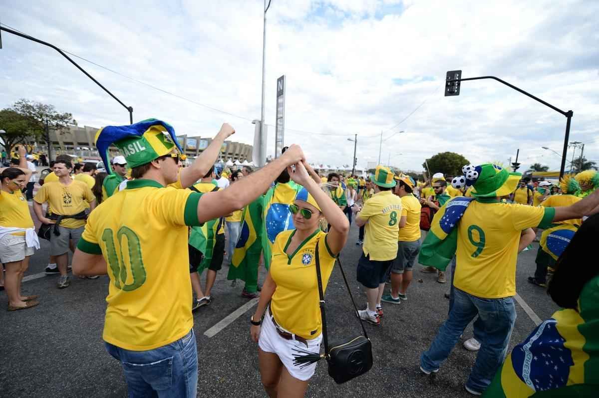 Torcedores se renem em torno do Mineiro horas antes do duelo entre Brasil e Alemanha