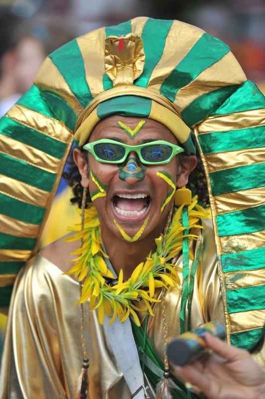Torcedores se renem em torno do Mineiro horas antes do duelo entre Brasil e Alemanha