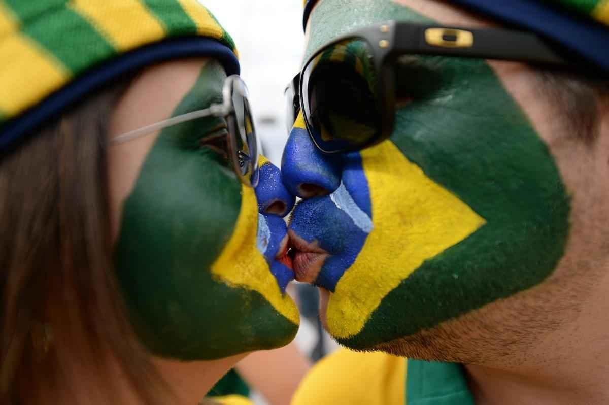 Torcedores se renem em torno do Mineiro horas antes do duelo entre Brasil e Alemanha