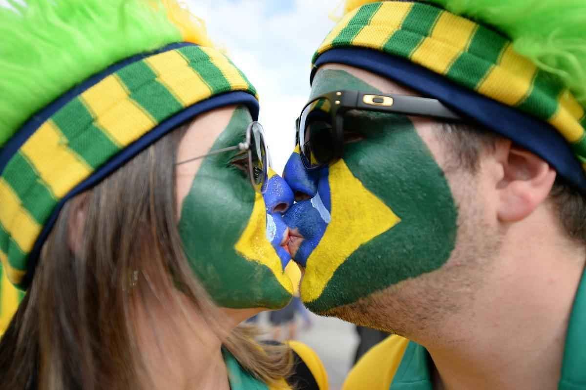 Torcedores se renem em torno do Mineiro horas antes do duelo entre Brasil e Alemanha