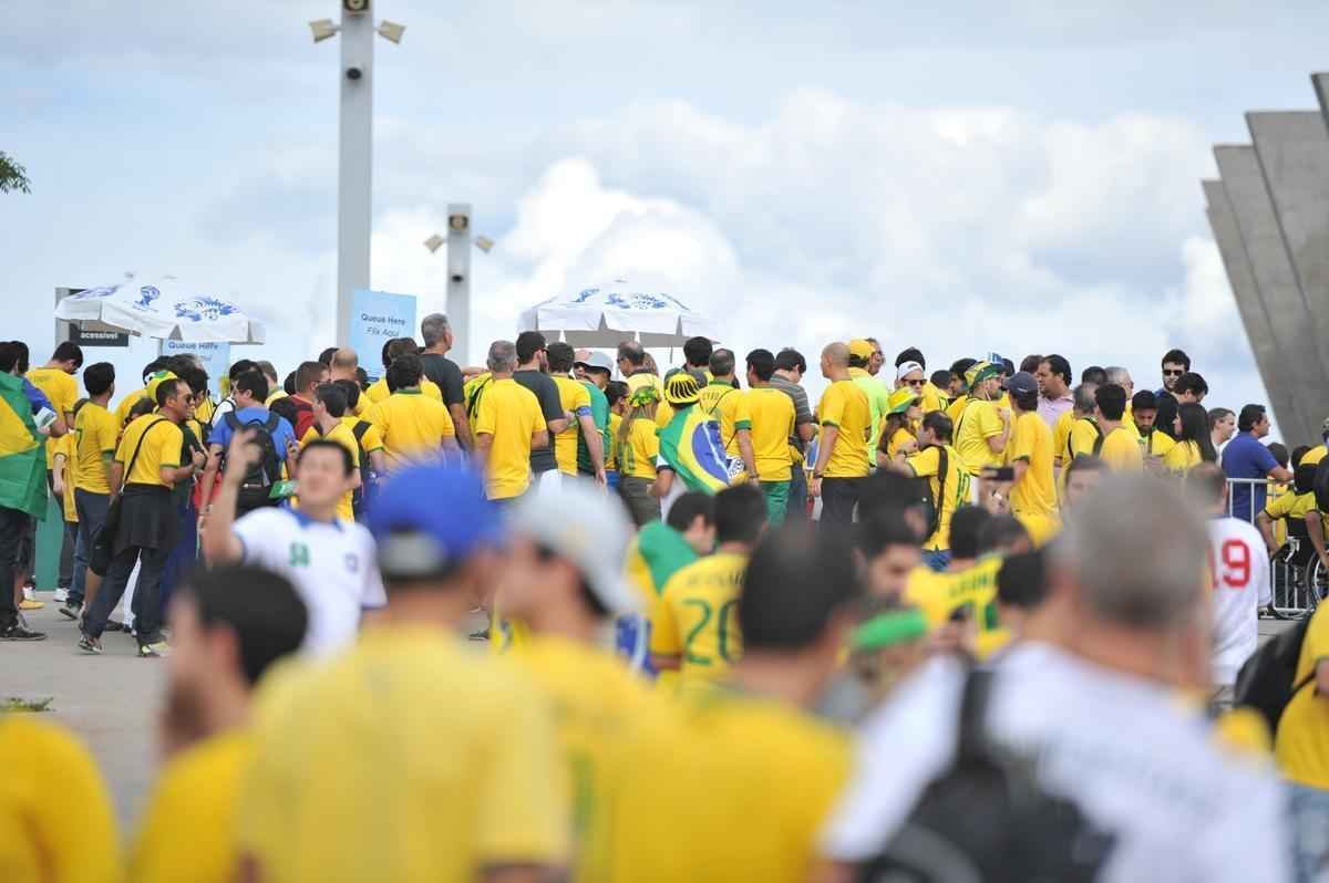 Torcedores se renem em torno do Mineiro horas antes do duelo entre Brasil e Alemanha