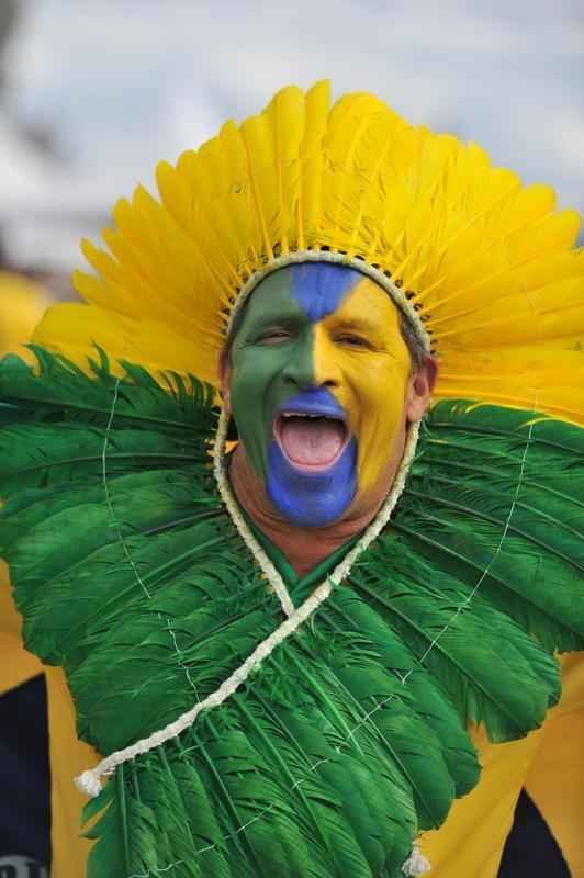 Torcedores se renem em torno do Mineiro horas antes do duelo entre Brasil e Alemanha