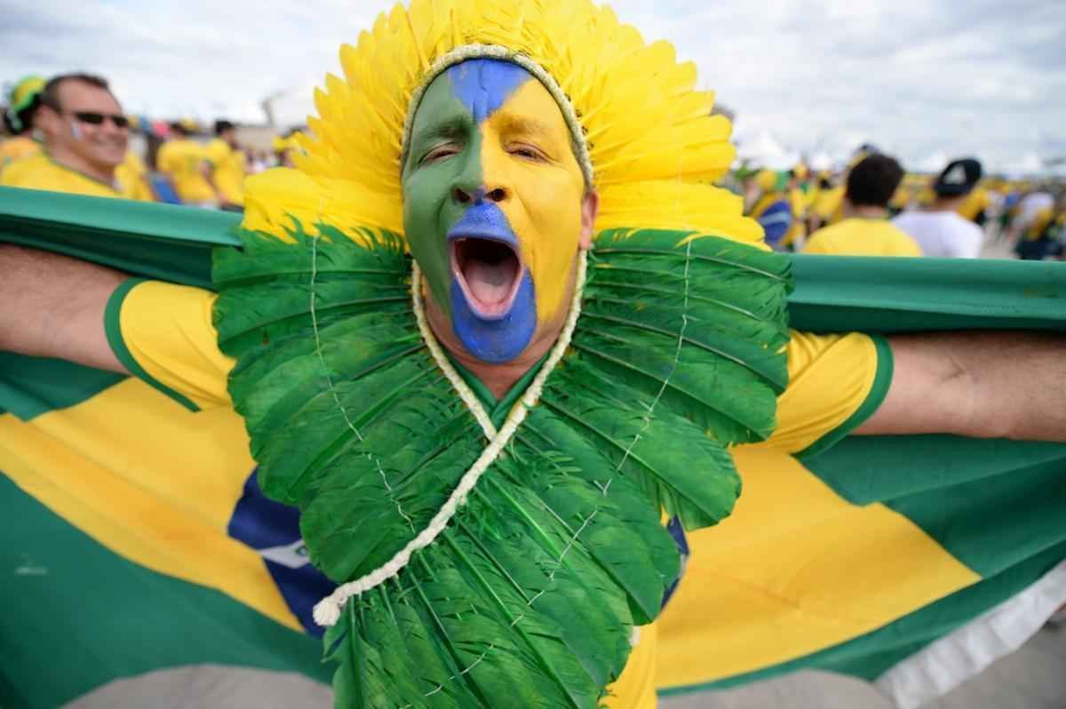 Torcedores se renem em torno do Mineiro horas antes do duelo entre Brasil e Alemanha