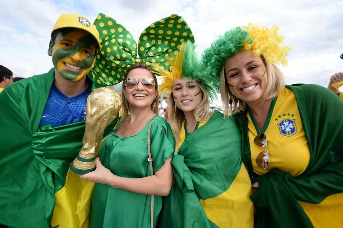 Torcedores se renem em torno do Mineiro horas antes do duelo entre Brasil e Alemanha