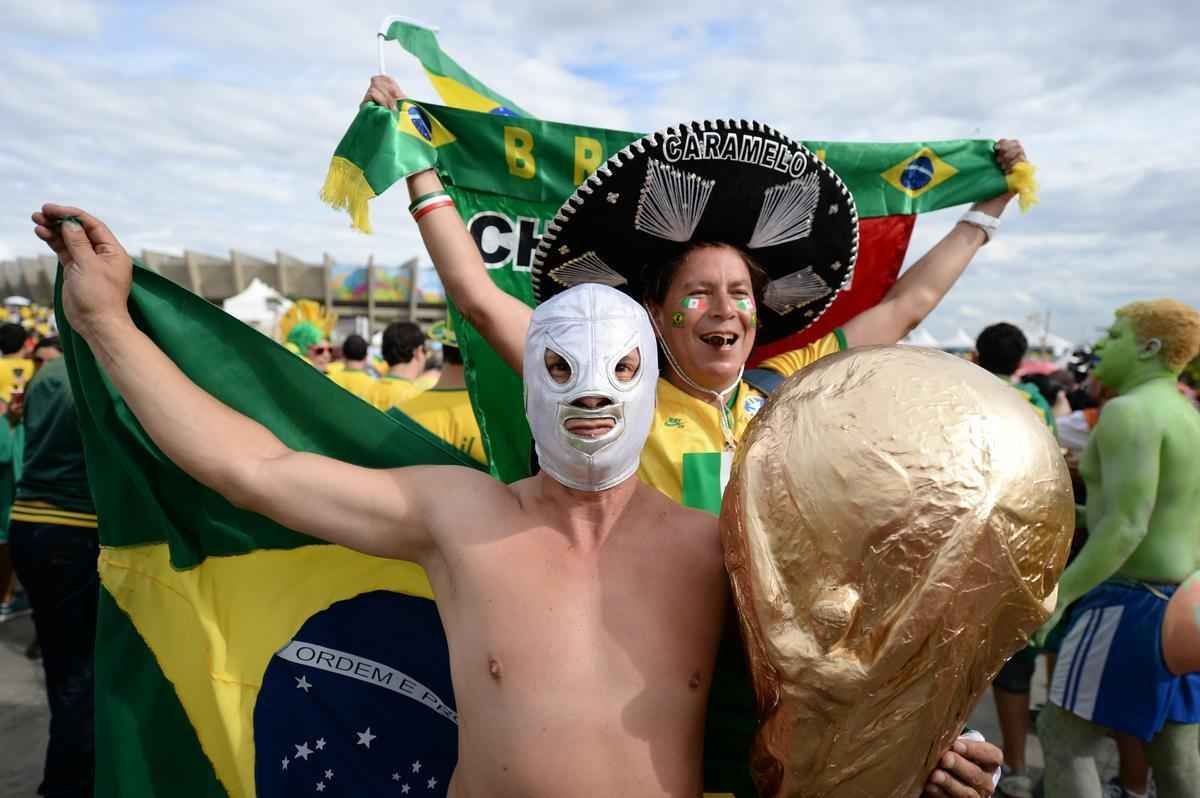 Torcedores se renem em torno do Mineiro horas antes do duelo entre Brasil e Alemanha