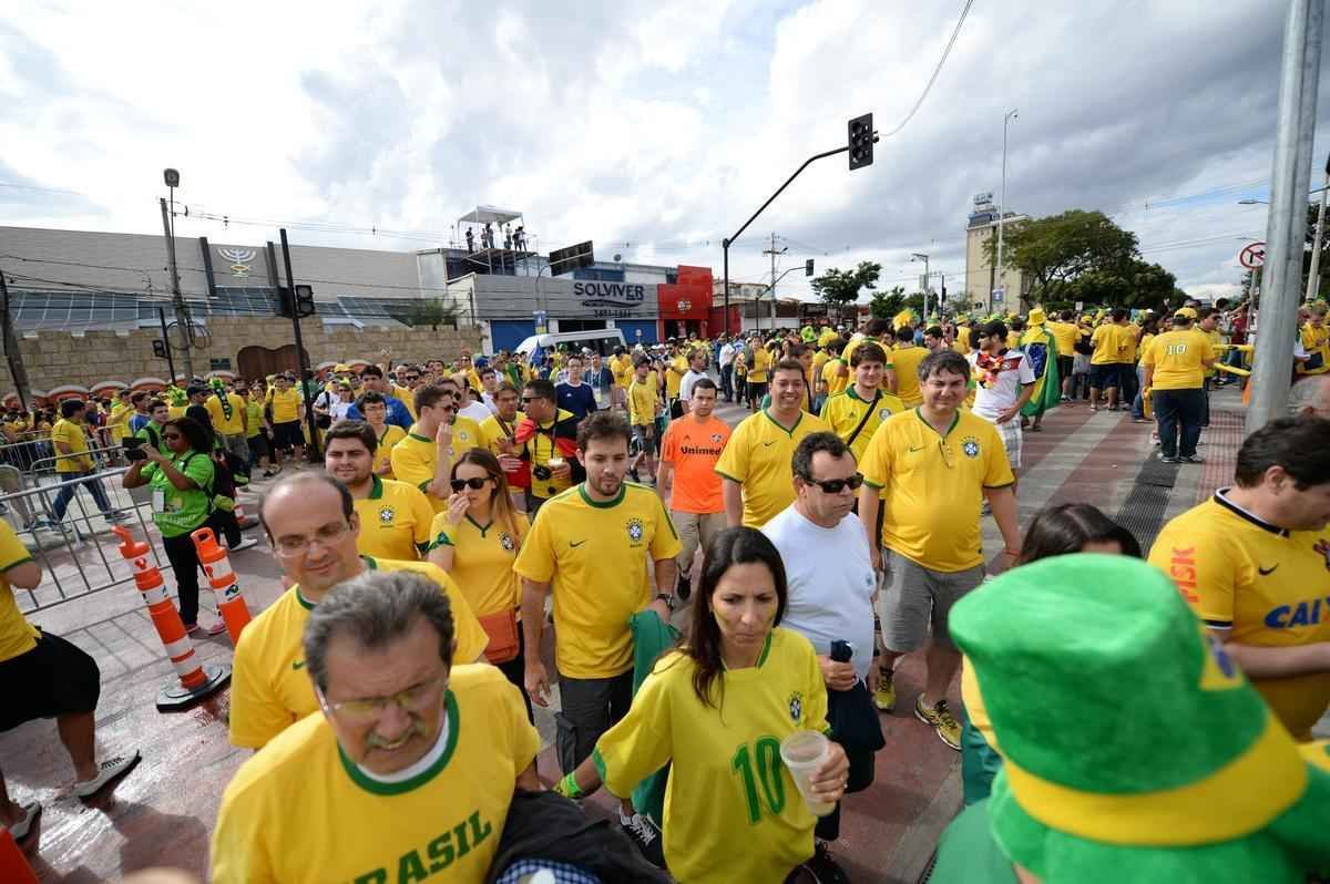 Torcedores se renem em torno do Mineiro horas antes do duelo entre Brasil e Alemanha