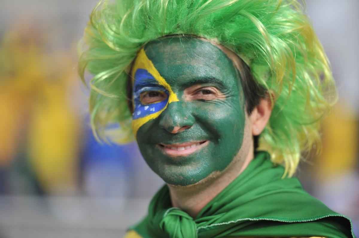 Torcedores se renem em torno do Mineiro horas antes do duelo entre Brasil e Alemanha