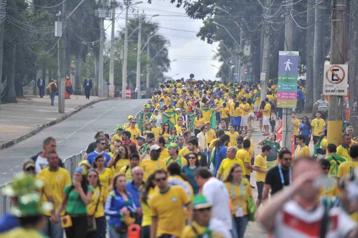 Torcedores se renem em torno do Mineiro horas antes do duelo entre Brasil e Alemanha
