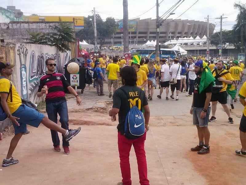 Torcedores se renem em torno do Mineiro horas antes do duelo entre Brasil e Alemanha