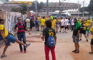 Torcedores se renem em torno do Mineiro horas antes do duelo entre Brasil e Alemanha