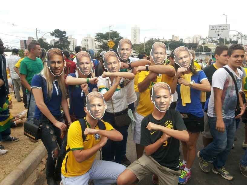 Torcedores se renem em torno do Mineiro horas antes do duelo entre Brasil e Alemanha