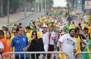 Torcedores se renem em torno do Mineiro horas antes do duelo entre Brasil e Alemanha