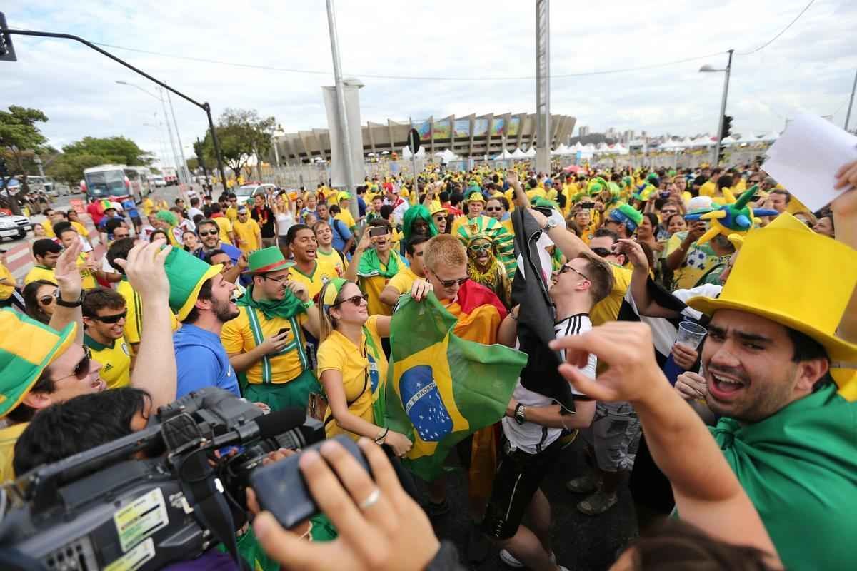Torcedores se renem em torno do Mineiro horas antes do duelo entre Brasil e Alemanha