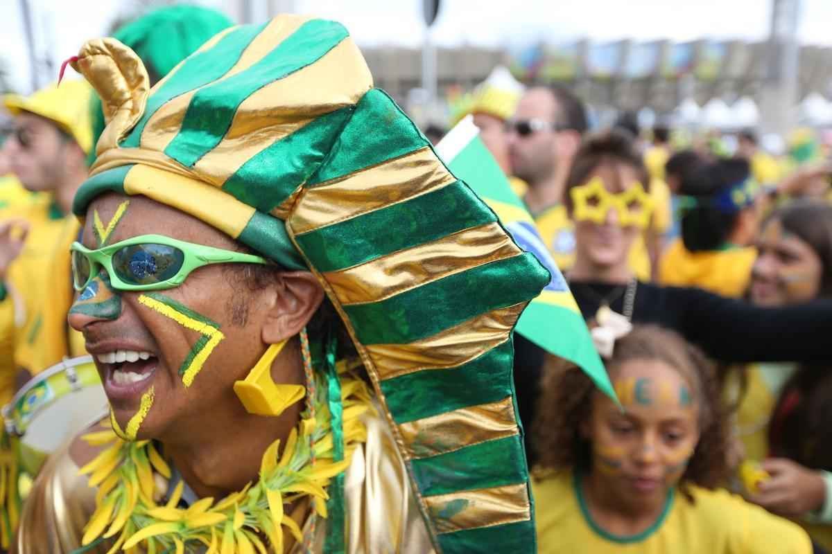 Torcedores se renem em torno do Mineiro horas antes do duelo entre Brasil e Alemanha