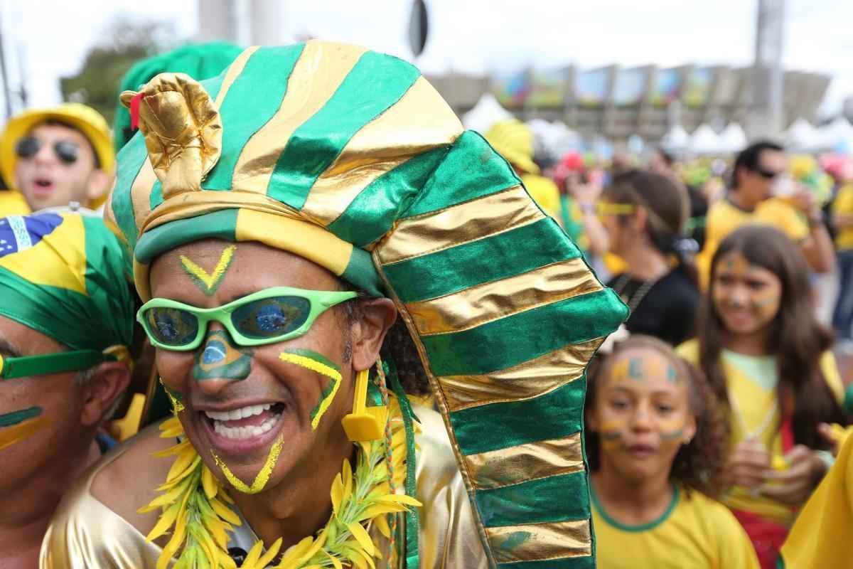 Torcedores se renem em torno do Mineiro horas antes do duelo entre Brasil e Alemanha