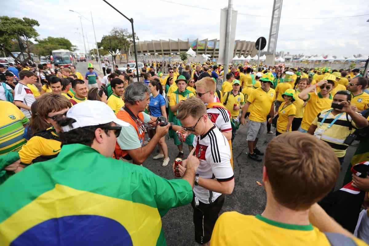 Torcedores se renem em torno do Mineiro horas antes do duelo entre Brasil e Alemanha