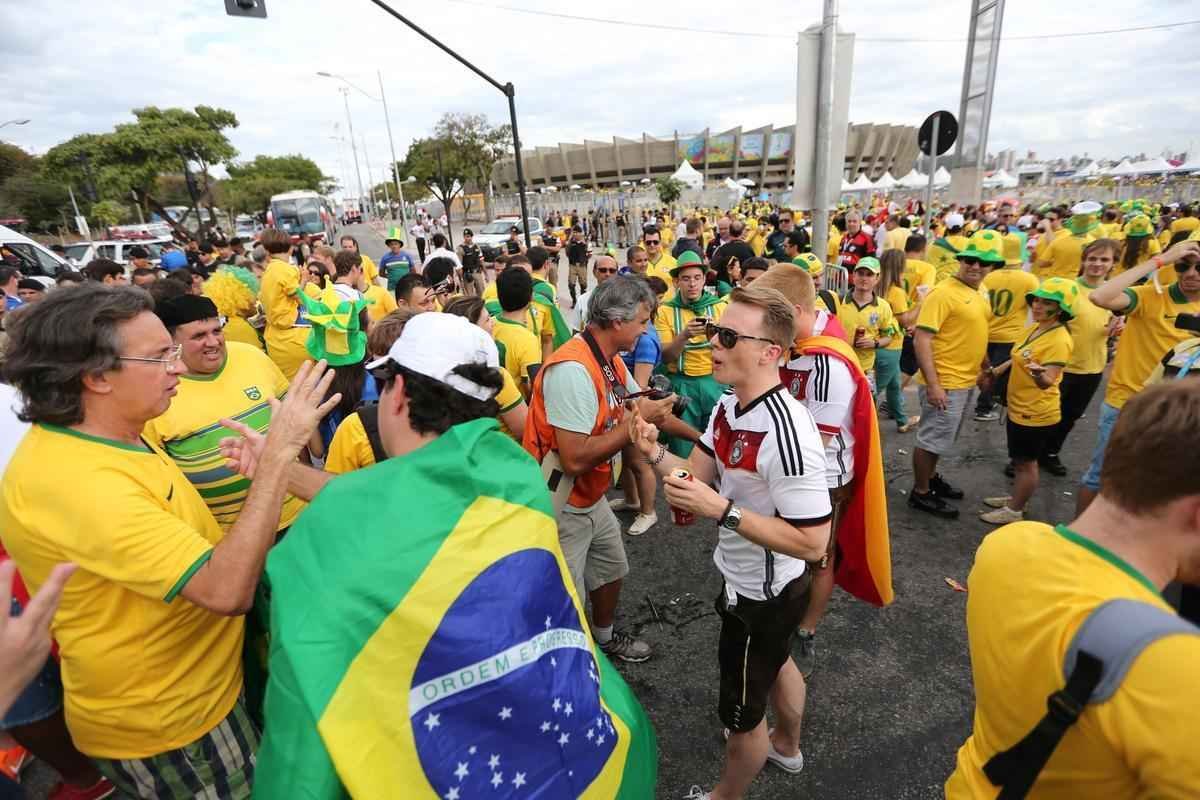 Torcedores se renem em torno do Mineiro horas antes do duelo entre Brasil e Alemanha