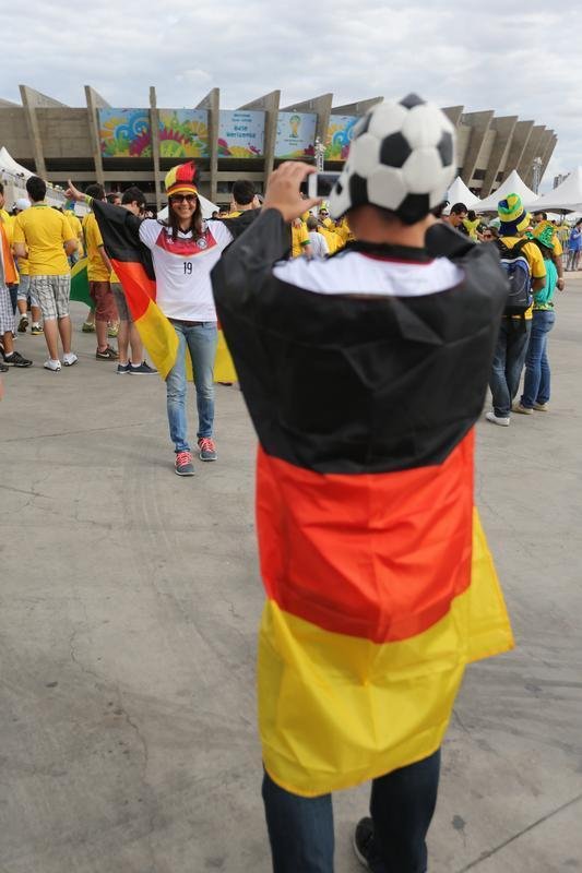 Torcedores se renem em torno do Mineiro horas antes do duelo entre Brasil e Alemanha