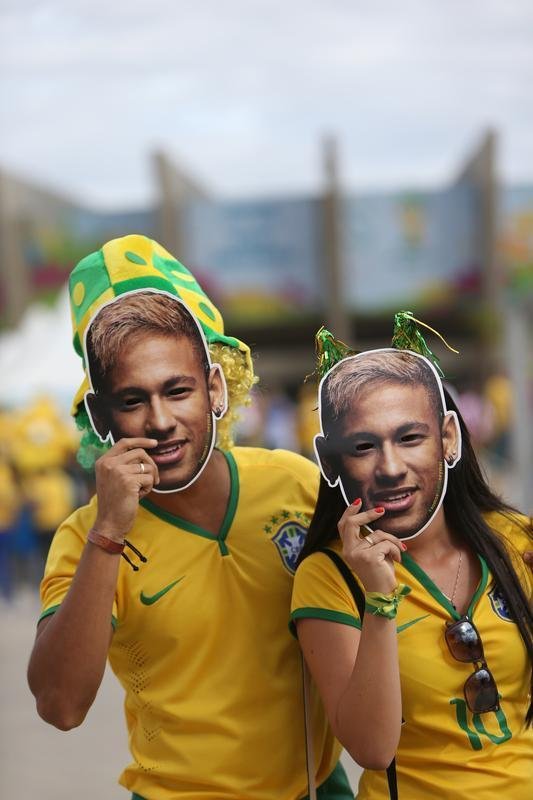 Torcedores se renem em torno do Mineiro horas antes do duelo entre Brasil e Alemanha