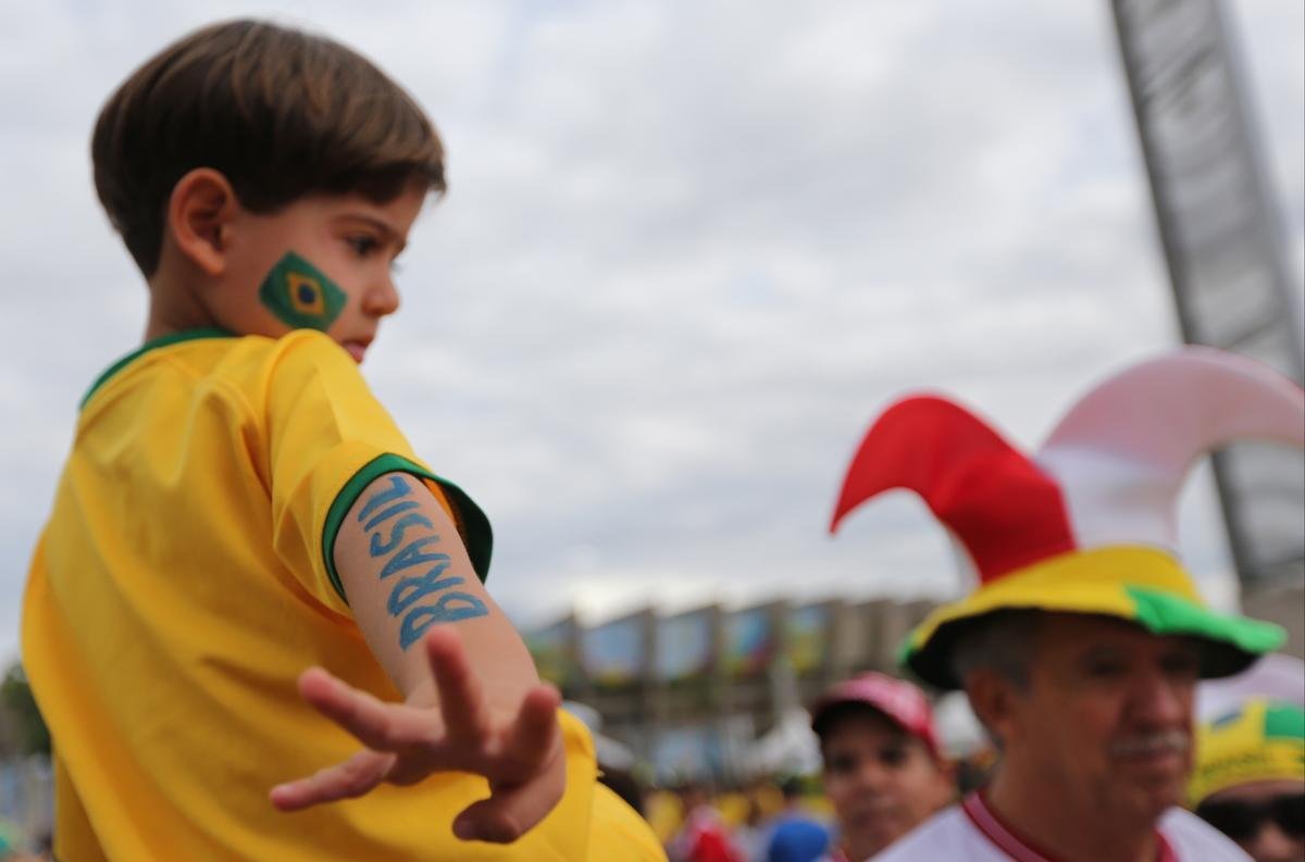 Torcedores se renem em torno do Mineiro horas antes do duelo entre Brasil e Alemanha