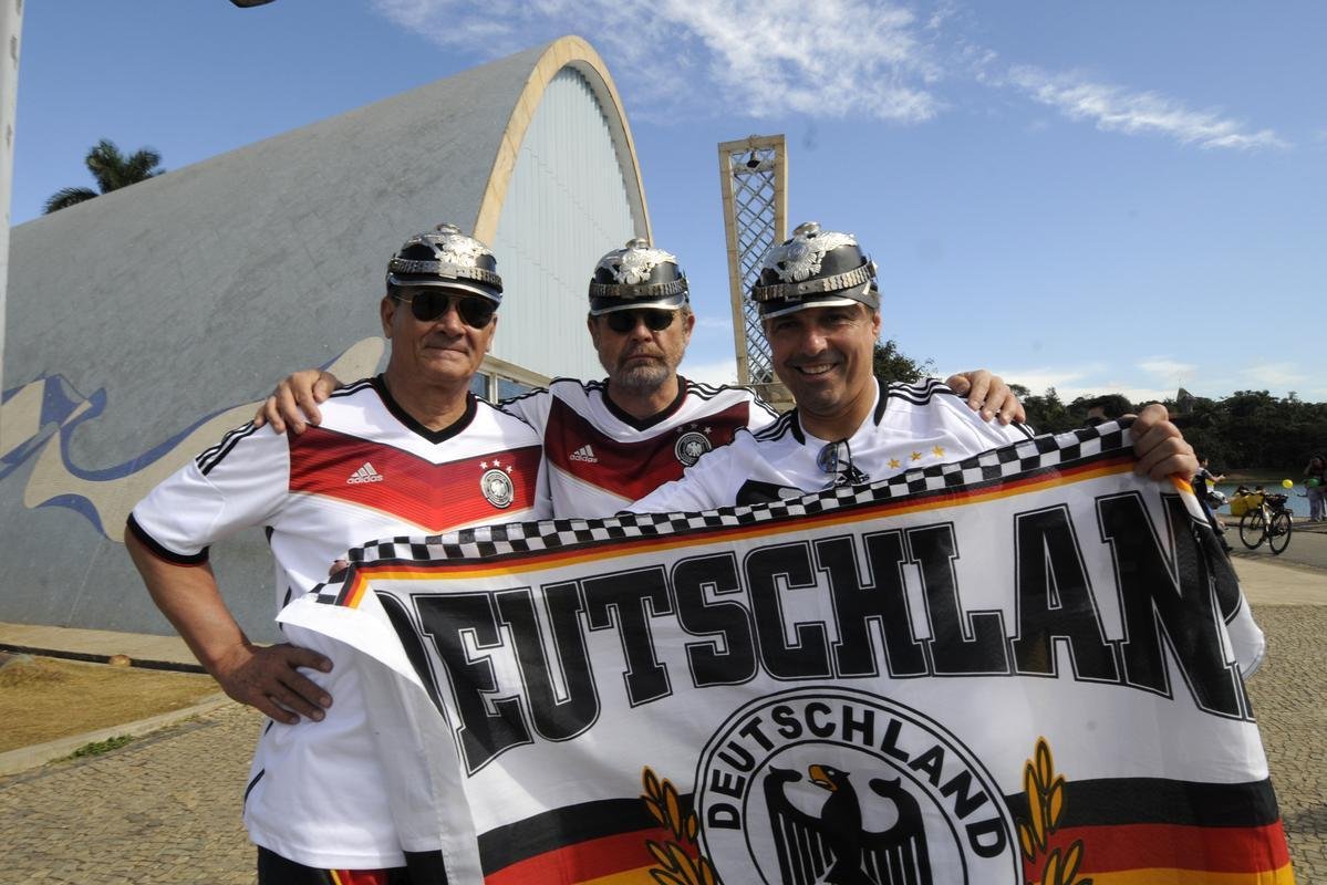 Na Pampulha, torcedores se preparam para acompanhar o confronto entre Brasil e Alemanha