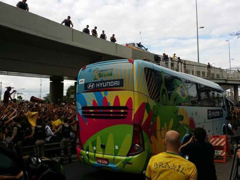 Seleo deixa hotel rumo ao Mineiro, onde disputa com a Alemanha vaga na final da Copa