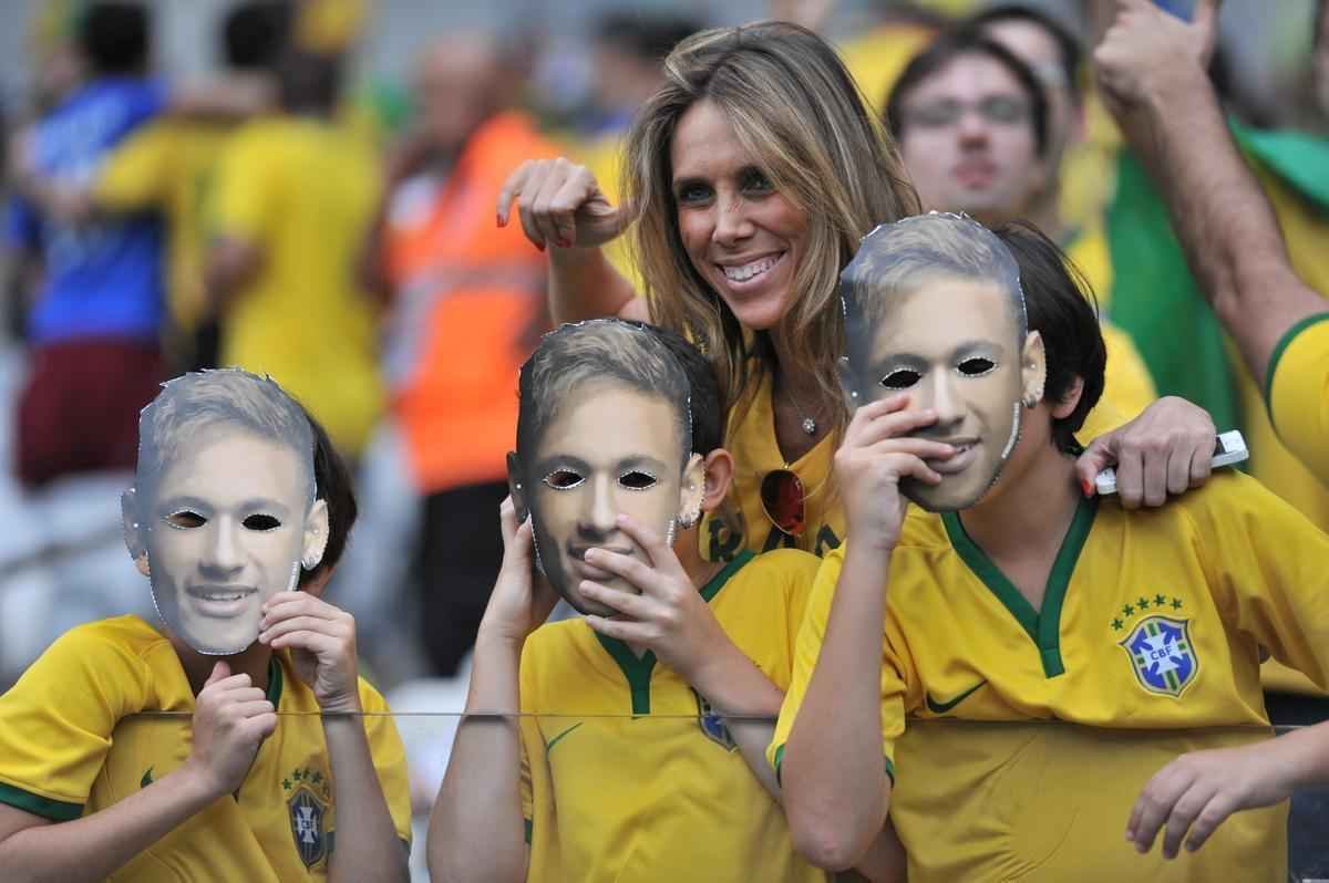 Torcidas deixam Mineiro lindo no duelo entre Brasil e Alemanha pela semifinal da Copa. Muitas mscaras de Neymar no estdio