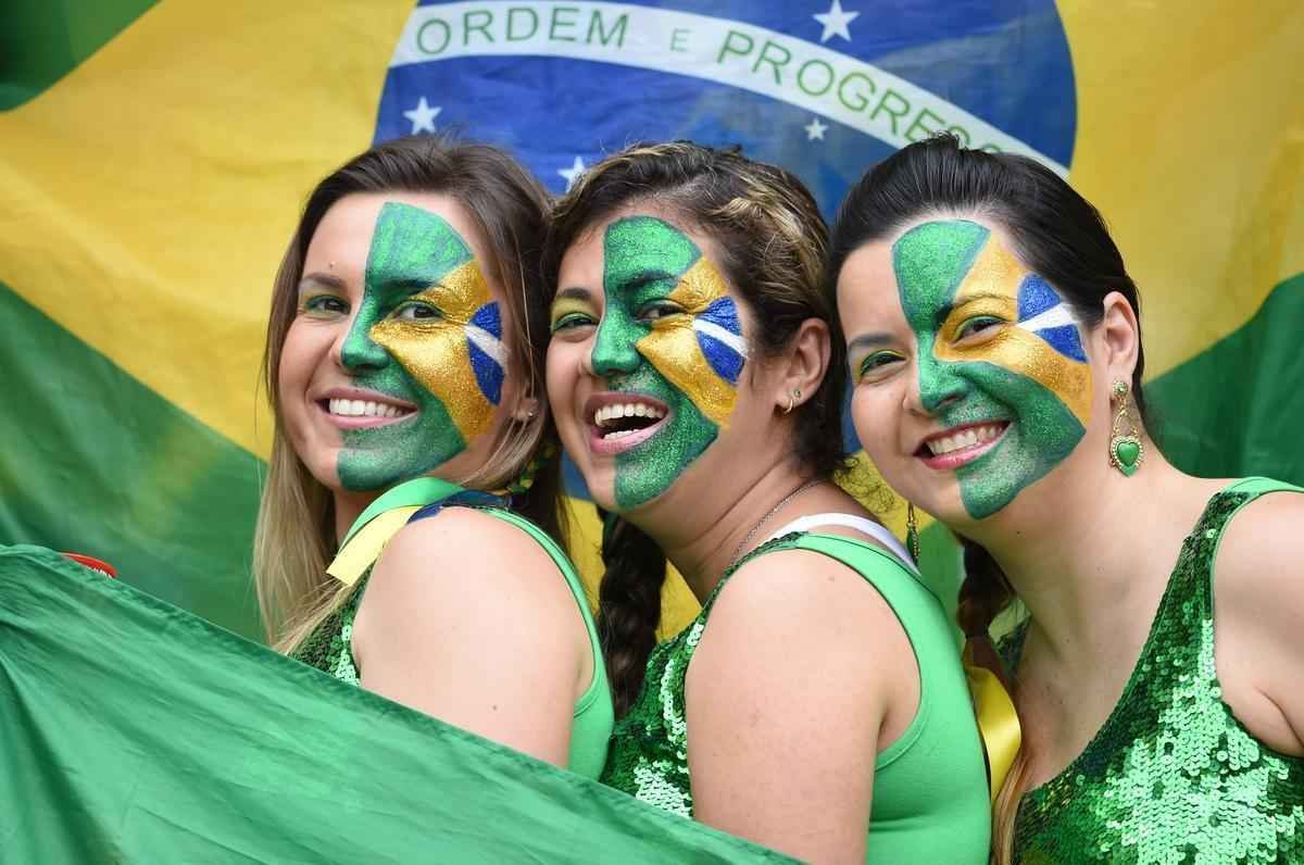 Torcidas deixam Mineiro lindo no duelo entre Brasil e Alemanha pela semifinal da Copa. Muitas mscaras de Neymar no estdio