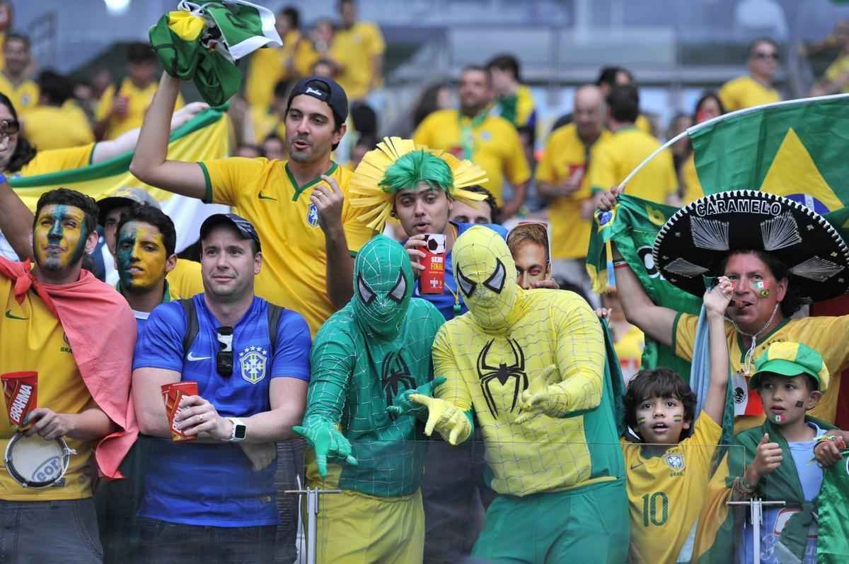 Torcidas deixam Mineiro lindo no duelo entre Brasil e Alemanha pela semifinal da Copa. Muitas mscaras de Neymar no estdio