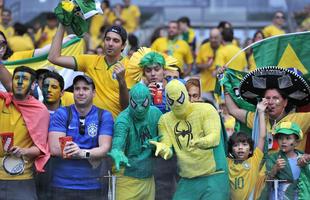 Torcidas deixam Mineiro lindo no duelo entre Brasil e Alemanha pela semifinal da Copa. Muitas mscaras de Neymar no estdio