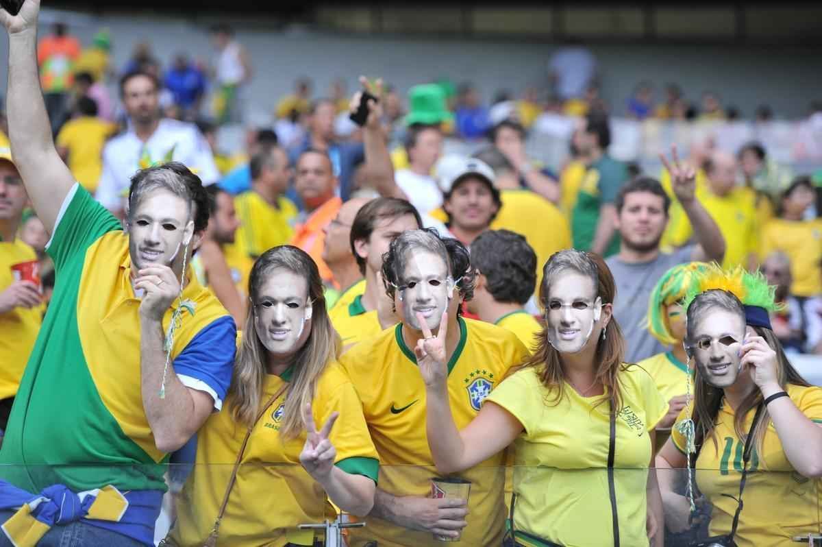 Torcidas deixam Mineiro lindo no duelo entre Brasil e Alemanha pela semifinal da Copa. Muitas mscaras de Neymar no estdio