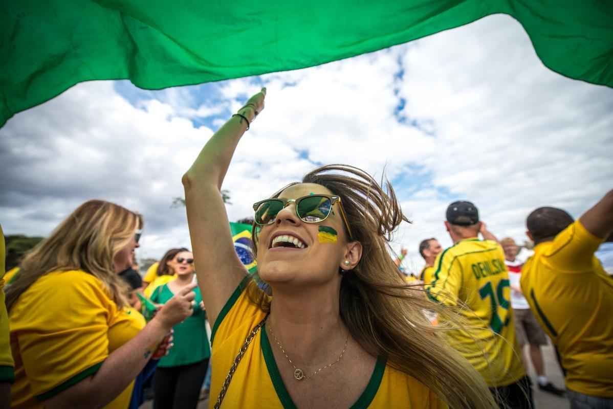 Belas mulheres acompanham o duelo de Brasil e Alemanha, pelas semifinais da Copa do Mundo