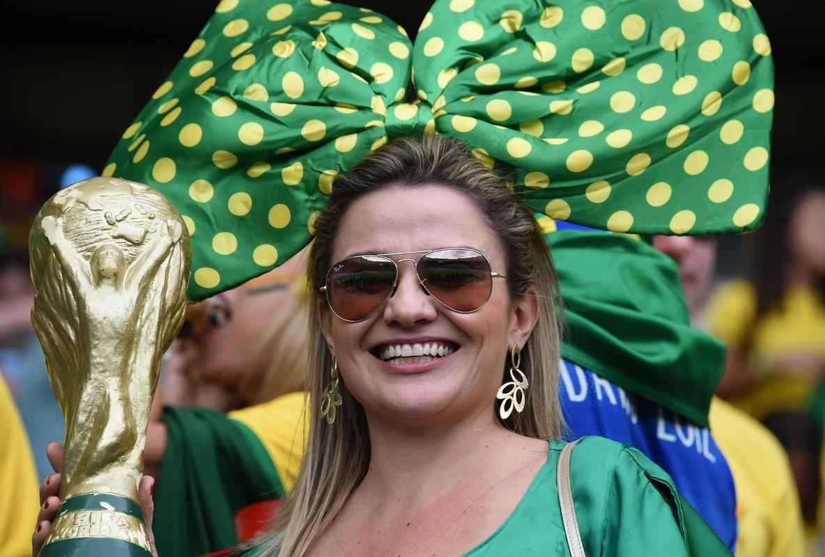 Belas mulheres acompanham o duelo de Brasil e Alemanha, pelas semifinais da Copa do Mundo