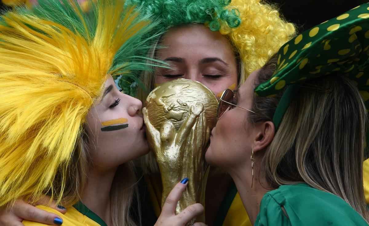 Belas mulheres acompanham o duelo de Brasil e Alemanha, pelas semifinais da Copa do Mundo