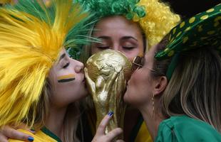 Belas mulheres acompanham o duelo de Brasil e Alemanha, pelas semifinais da Copa do Mundo