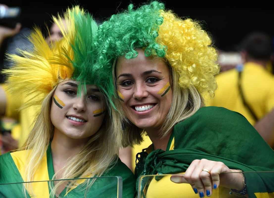 Belas mulheres acompanham o duelo de Brasil e Alemanha, pelas semifinais da Copa do Mundo