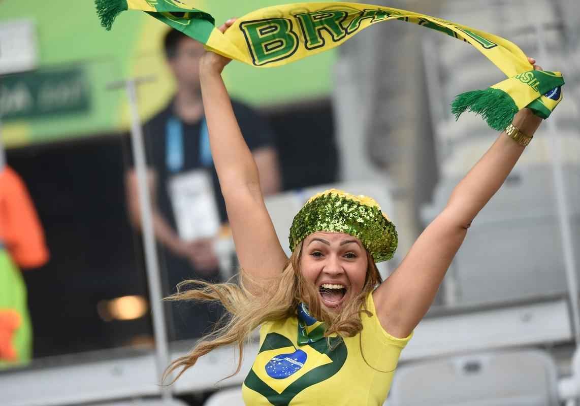 Belas mulheres acompanham o duelo de Brasil e Alemanha pelas semifinais da Copa do Mundo