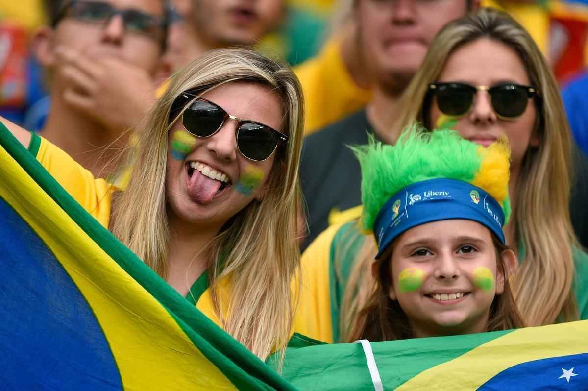 Belas mulheres acompanham o duelo de Brasil e Alemanha, pelas semifinais da Copa do Mundo